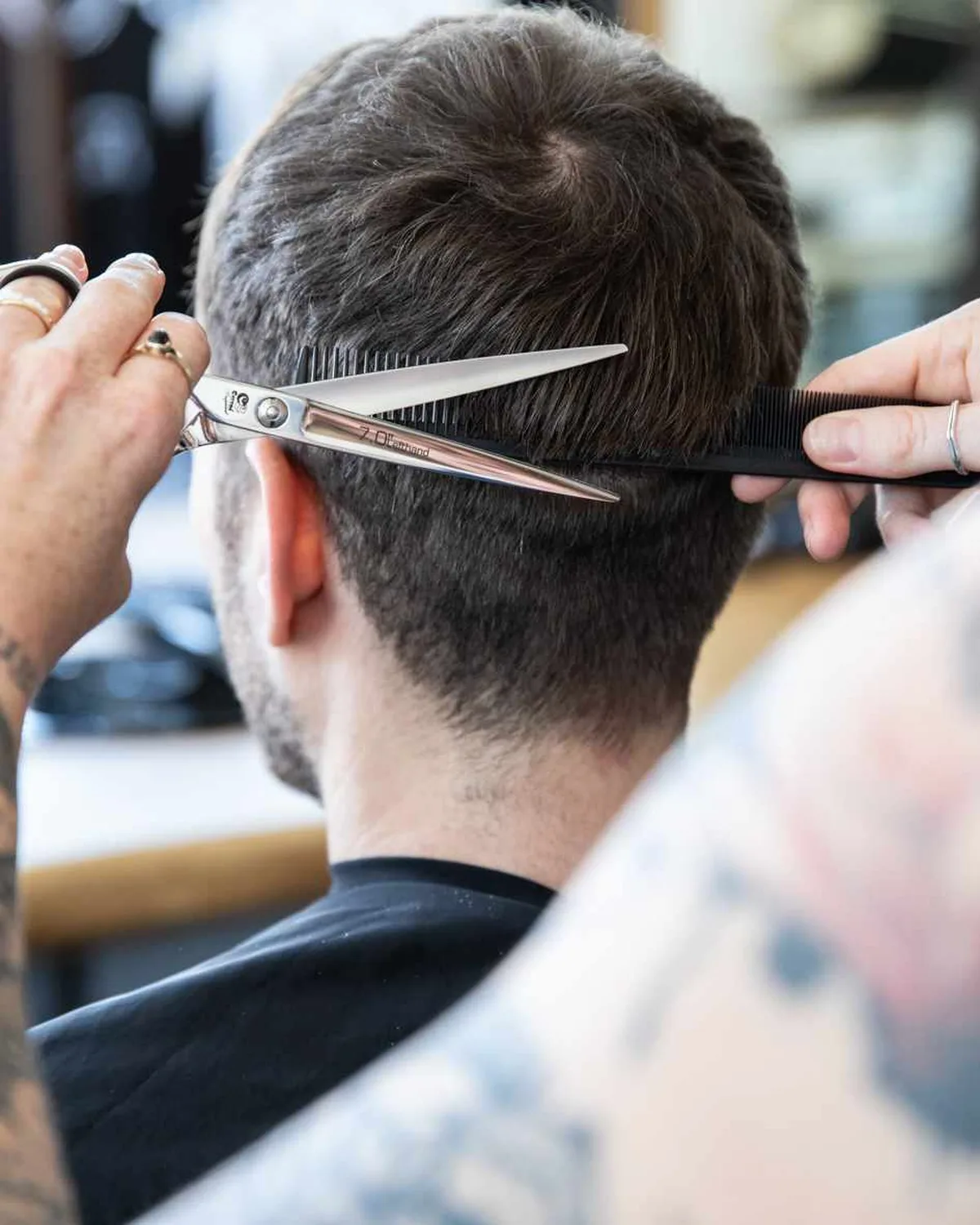 Friseur schneidet mit einer Cerena Schere Haare