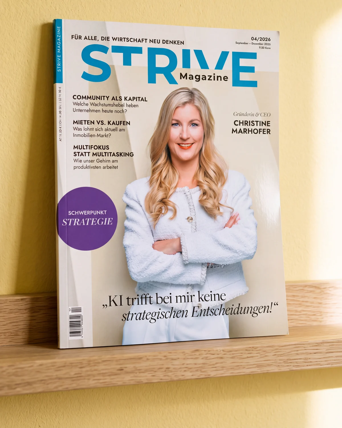 Aktuelle Ausgabe des STRIVE Magazine vor gelber Wand